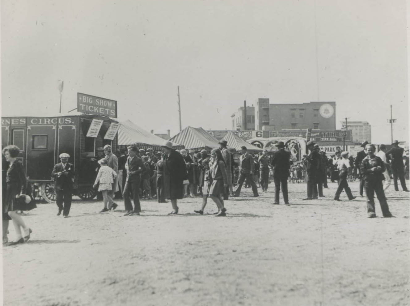 43A_-_1920s_in_Los_Angeles_at_the_Hil_and_Washington_street_lot_-_Bob_Taber_collection